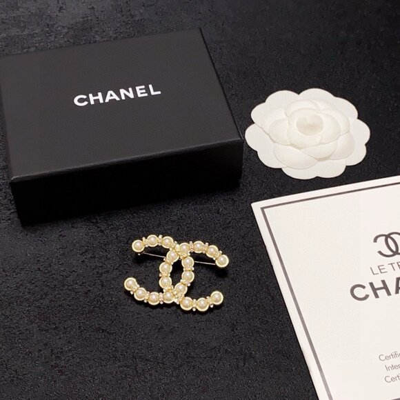 CHANEL Gold and White Pearl Brooch - Picture 7 of 7
